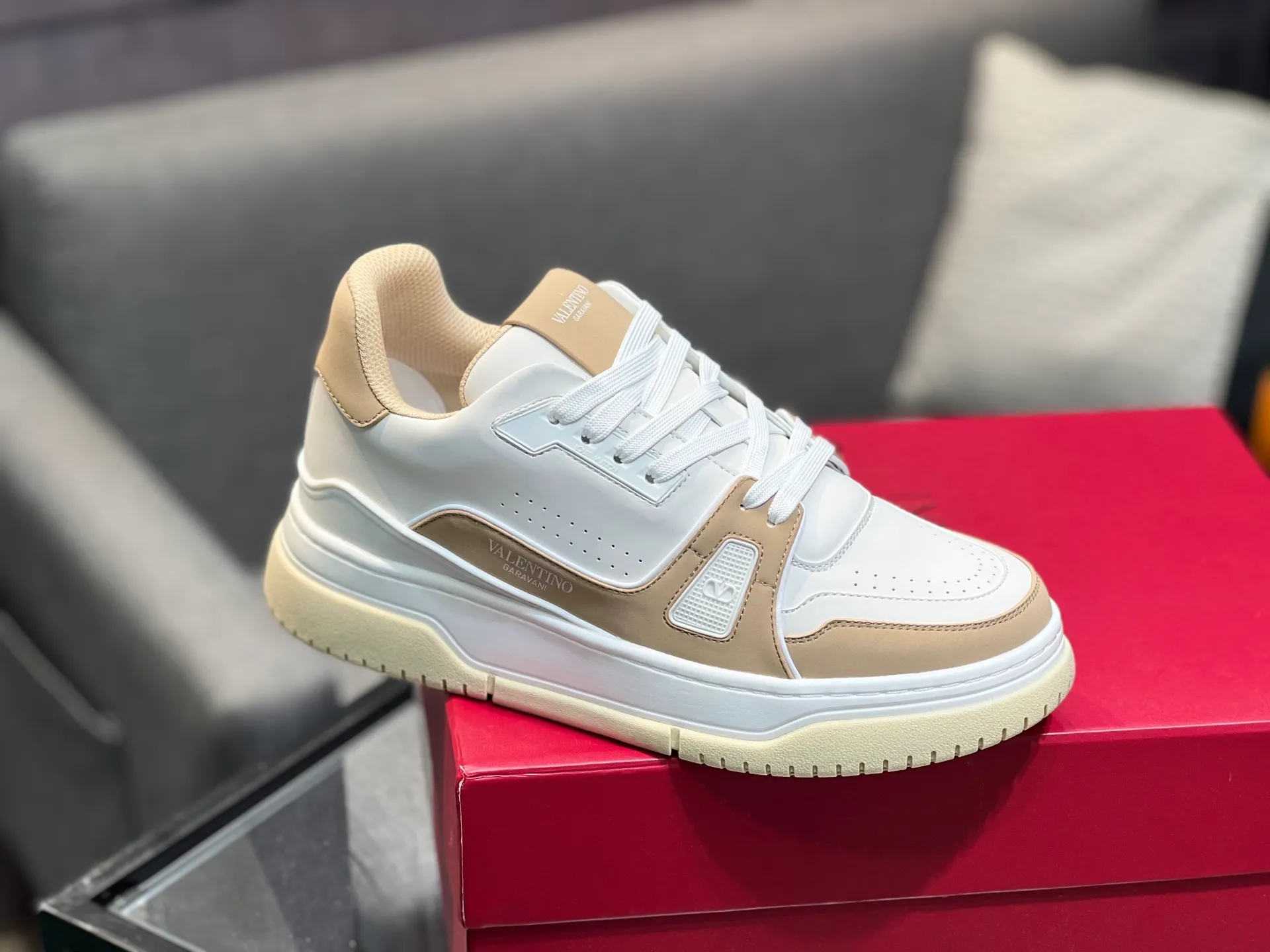 Men's Men's Shoes 💰660 Valentino 2023 early autumn new star shoes are now online! Wang Hedi and Ren Jialun have been worn by many celebrities. Who can refuse the same couple shoes as Wang Hedi! The design of Stars Stab My Heart is cool and spicy. The material of the shoes is cowhide, and every color is beautiful! Size 35-40, men’s size 39-44 (women’s 41, men’s 38, 45🉑️customized)